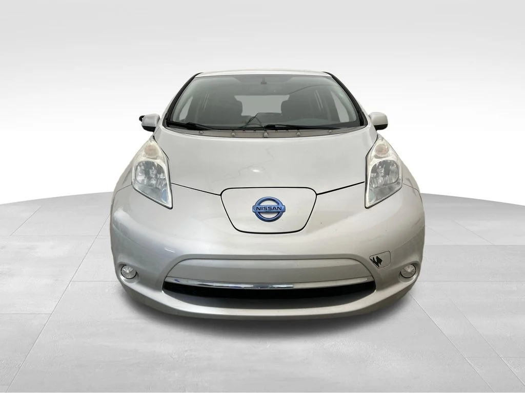 Used 2015 Silver Nissan SV image 9