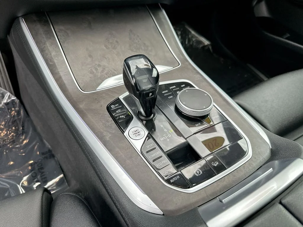 Used 2021 White BMW xDrive40i image 7