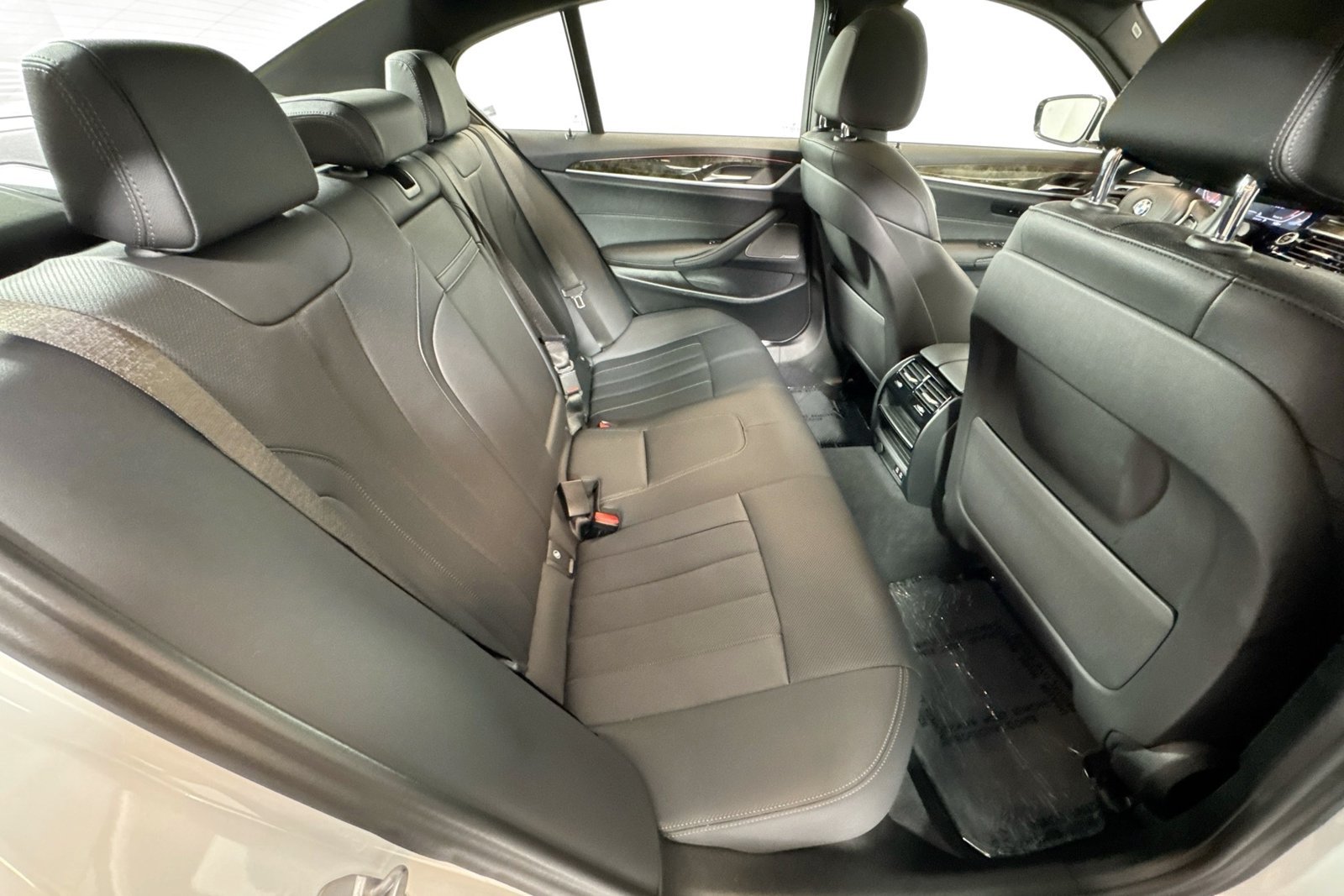 Used 2023 Alpine White BMW 540i image 26