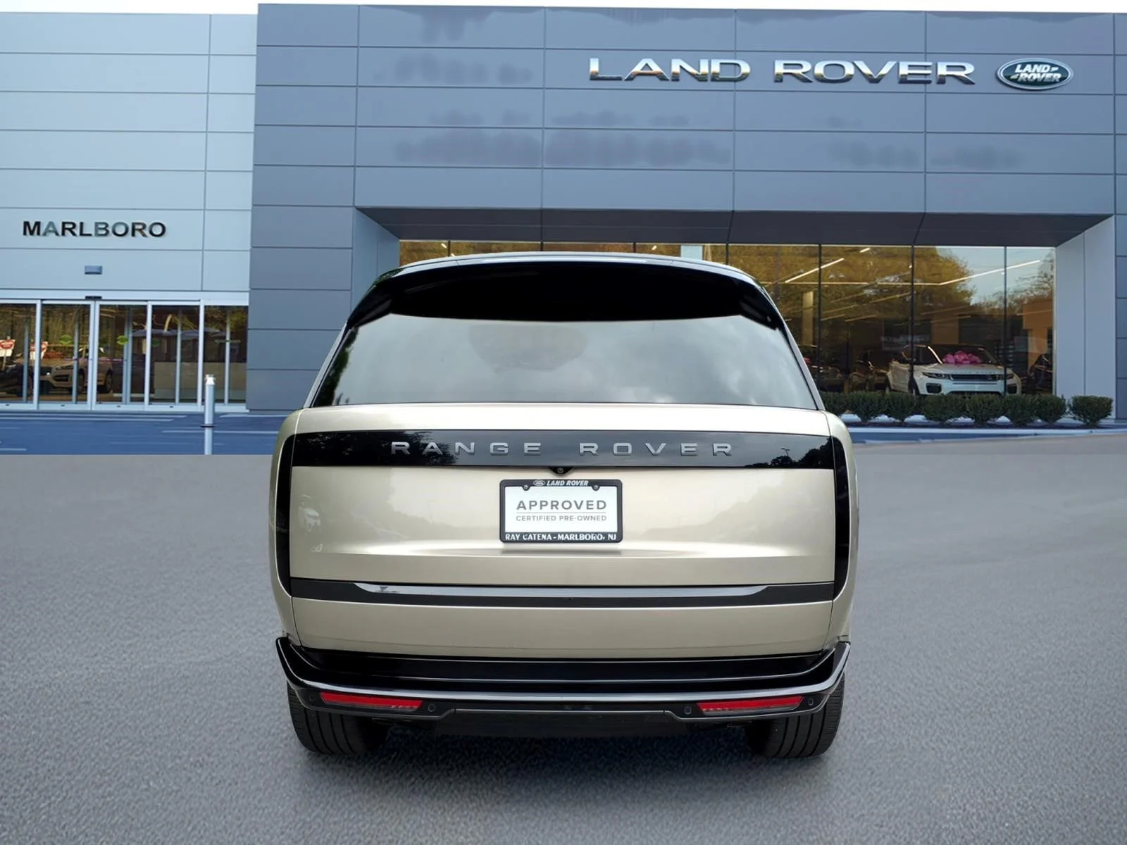 Used 2025 Batumi Gold Premium Metallic 1dm Land Rover SE LWB image 7