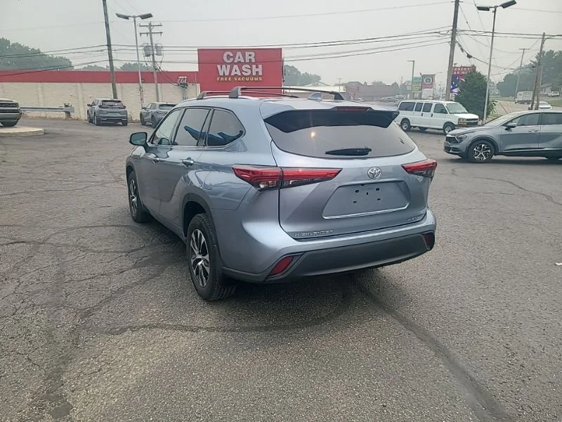 Used 2021  Toyota XLE image 4