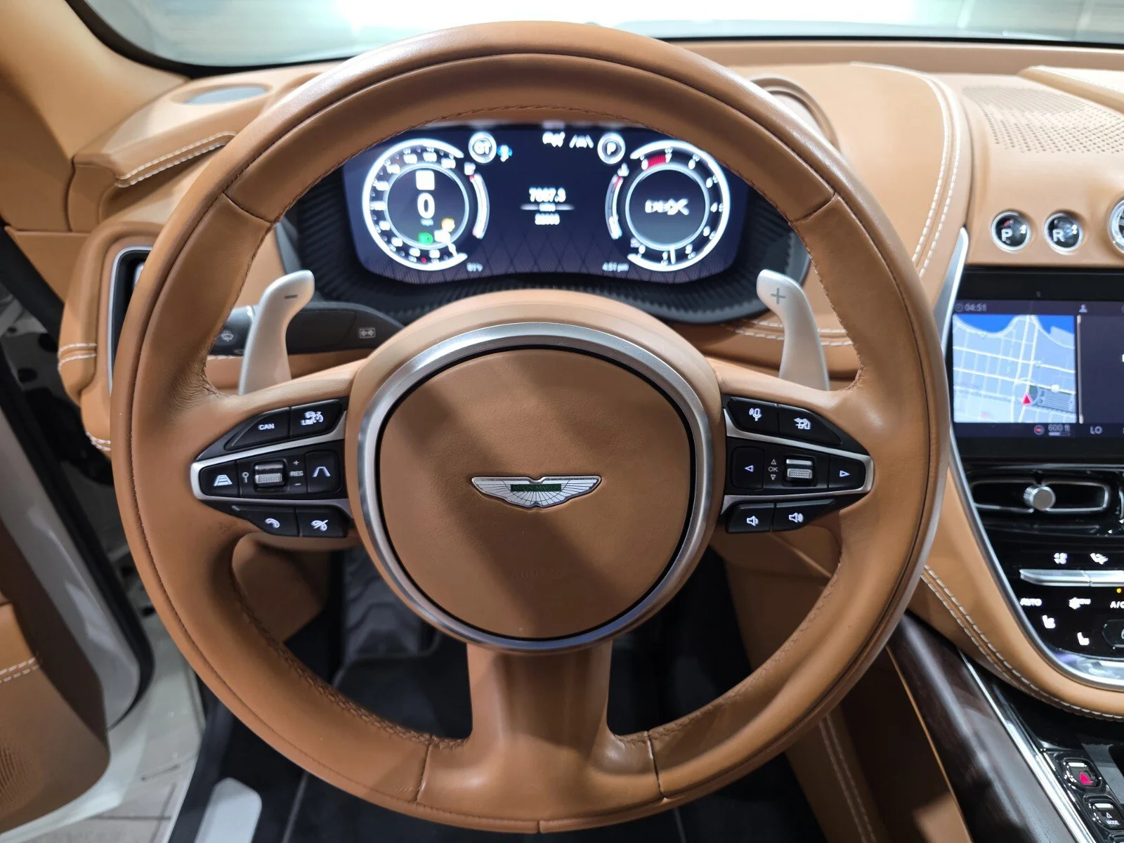Used 2022 Stratus White Gloss Aston Martin 550 image 11