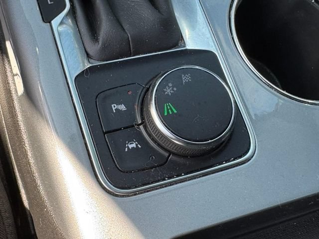 Used 2021 SILVER ICE METALLIC Chevrolet LT image 25