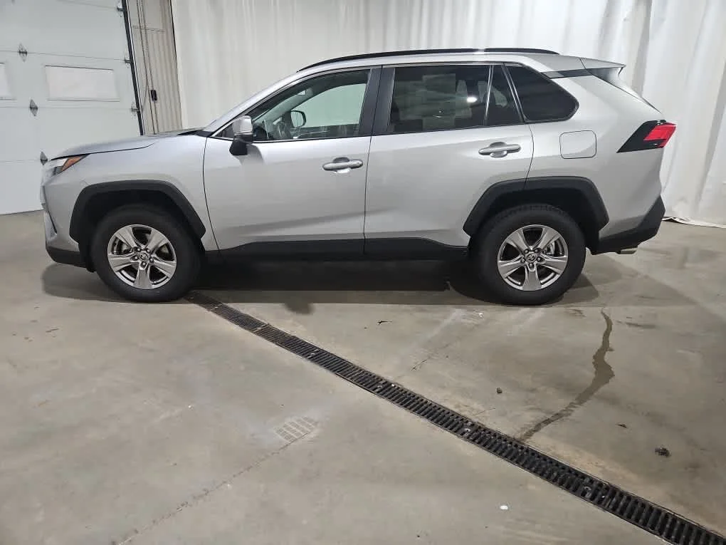 Used 2025 Silver Sky Metallic Toyota XLE image 3