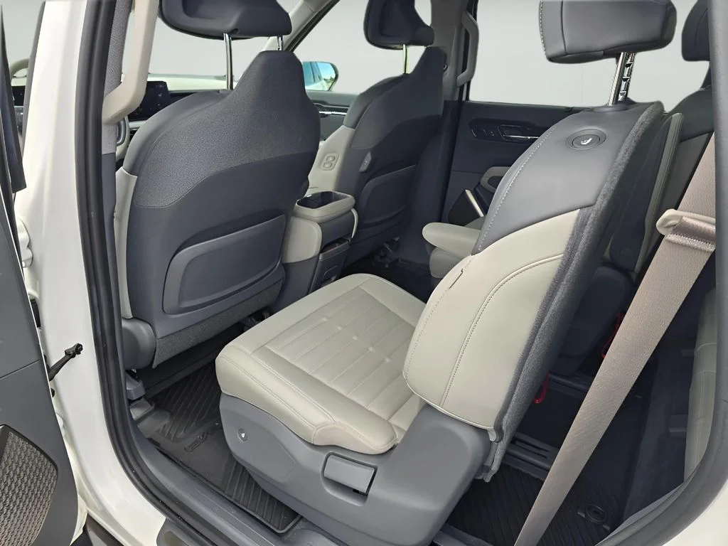 Used 2024 Snow White Pearl Kia Land image 27