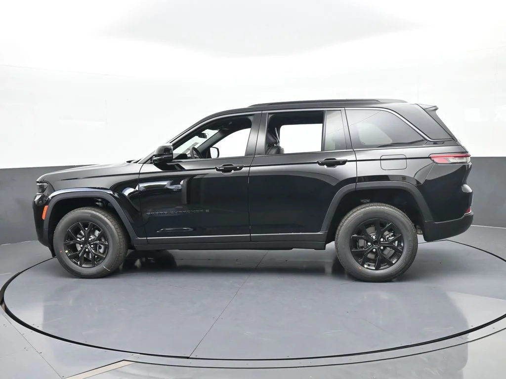 New 2026 Diamond Black Crystal Pearl-Coat Exterior Paint Jeep Altitude image 3