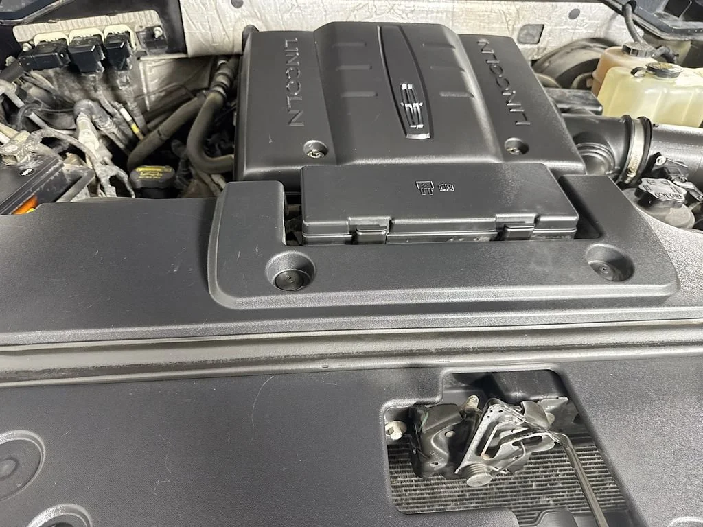 Used 2013 Black Lincoln Base image 40