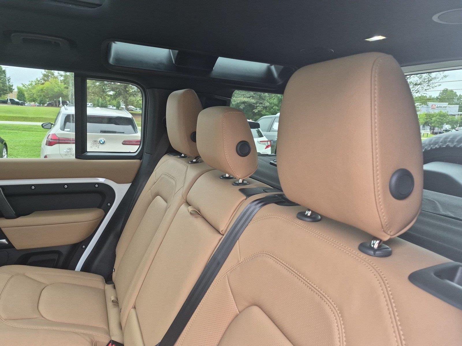 New 2026 Fuji White Land Rover X-Dynamic SE image 28