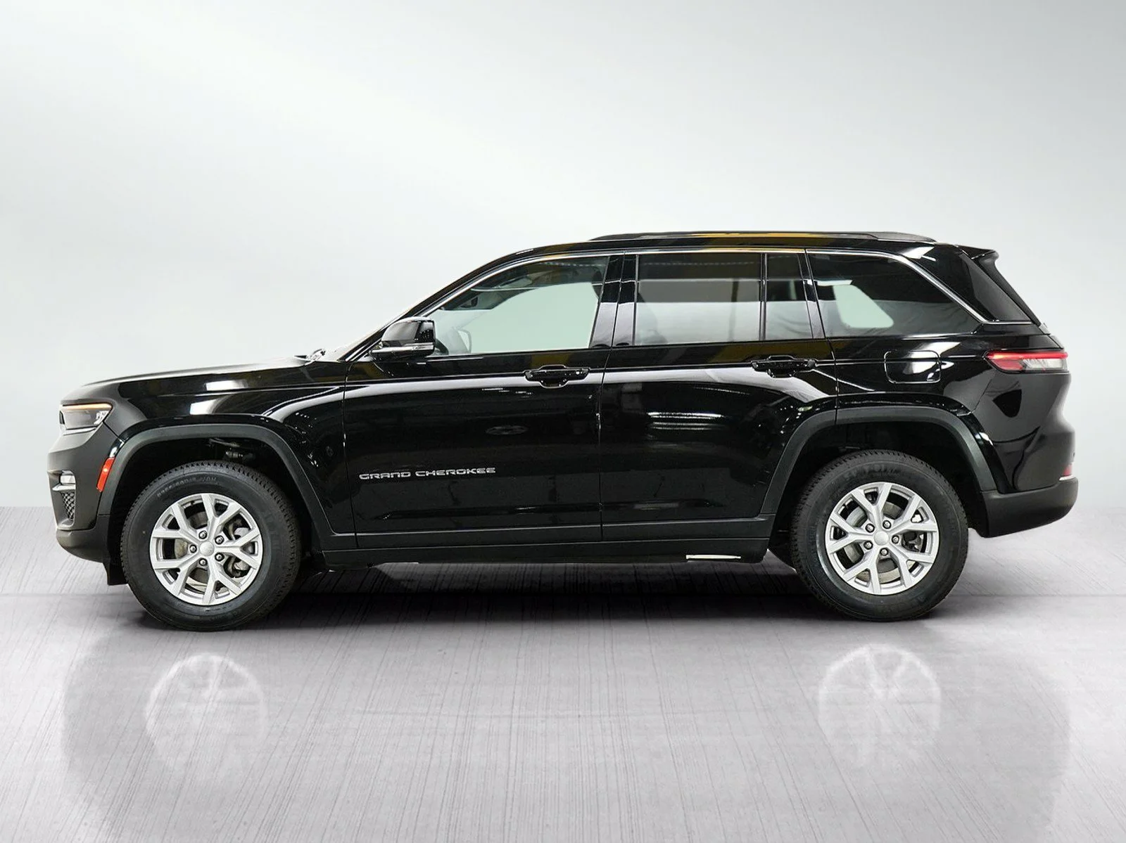 Used 2023 Jeep Grand Cherokee Limited with VIN 1C4RJHBG2P8800887 for sale in Wayzata, Minnesota