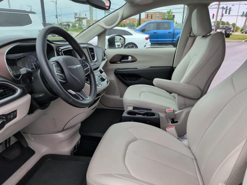 Used 2021 White Chrysler LXI image 17