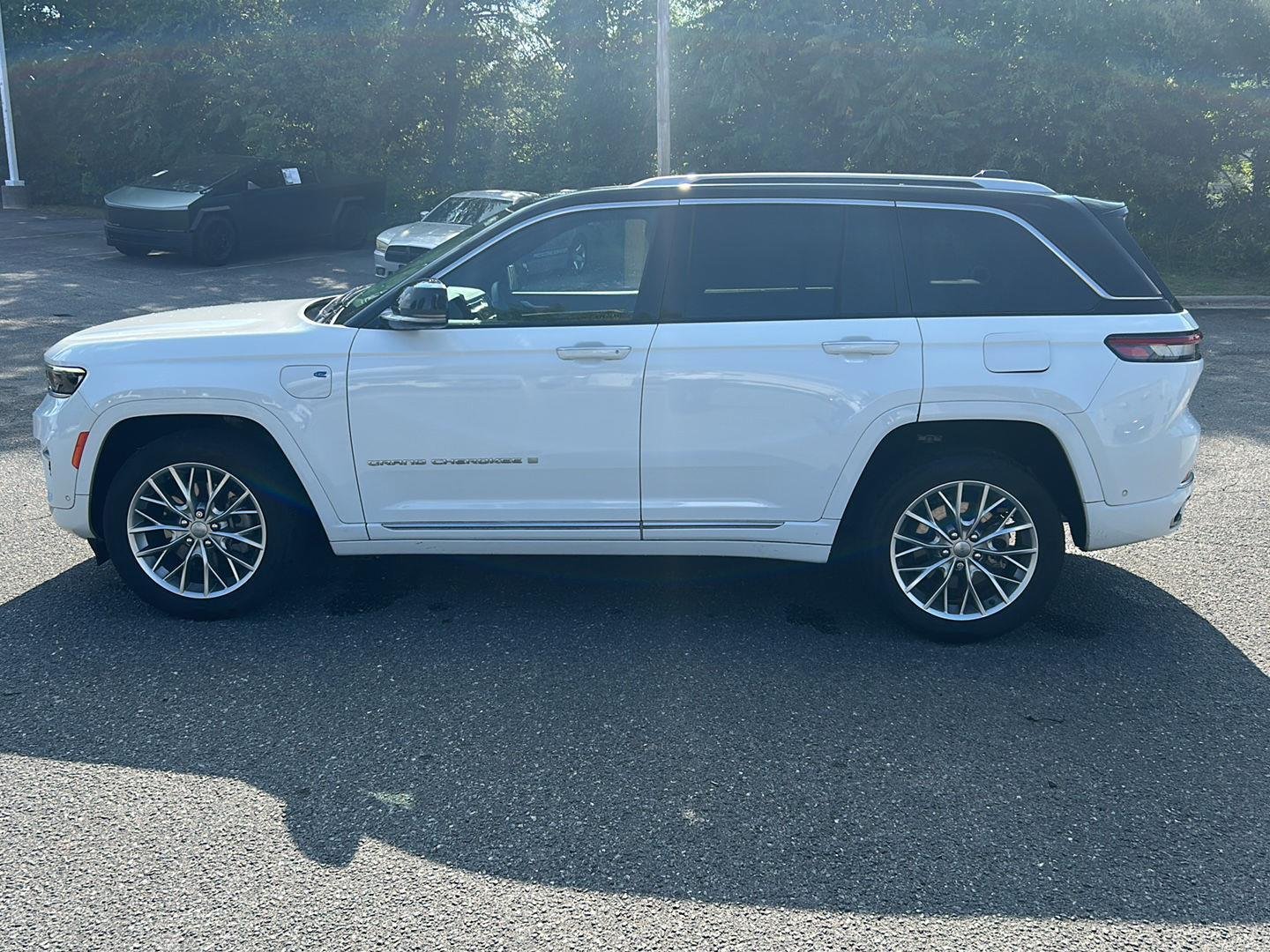 Used 2023 Bright White Clearcoat Jeep Summit image 3