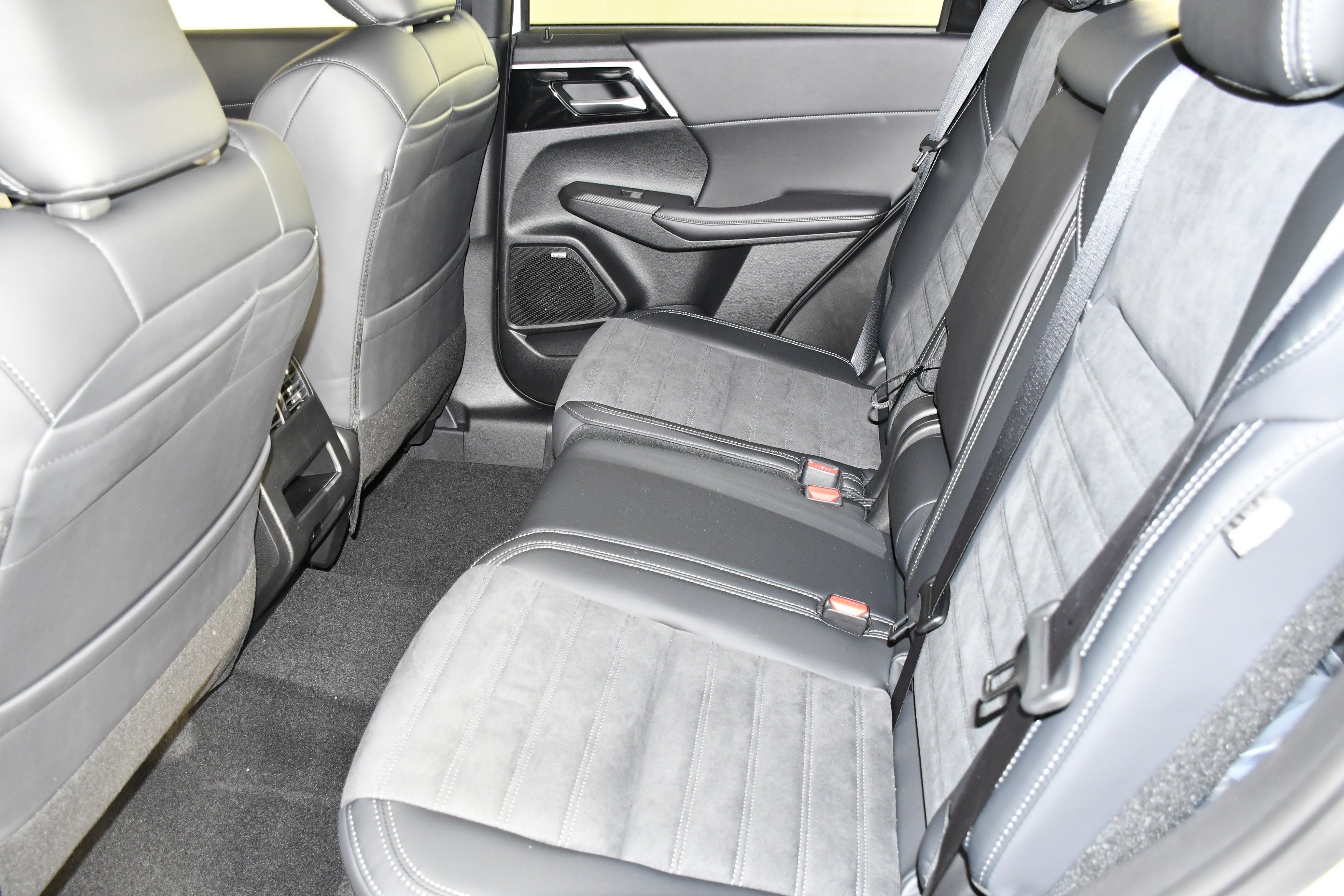 New 2026 White Diamond/Black Roof Mitsubishi Trail Edition image 15