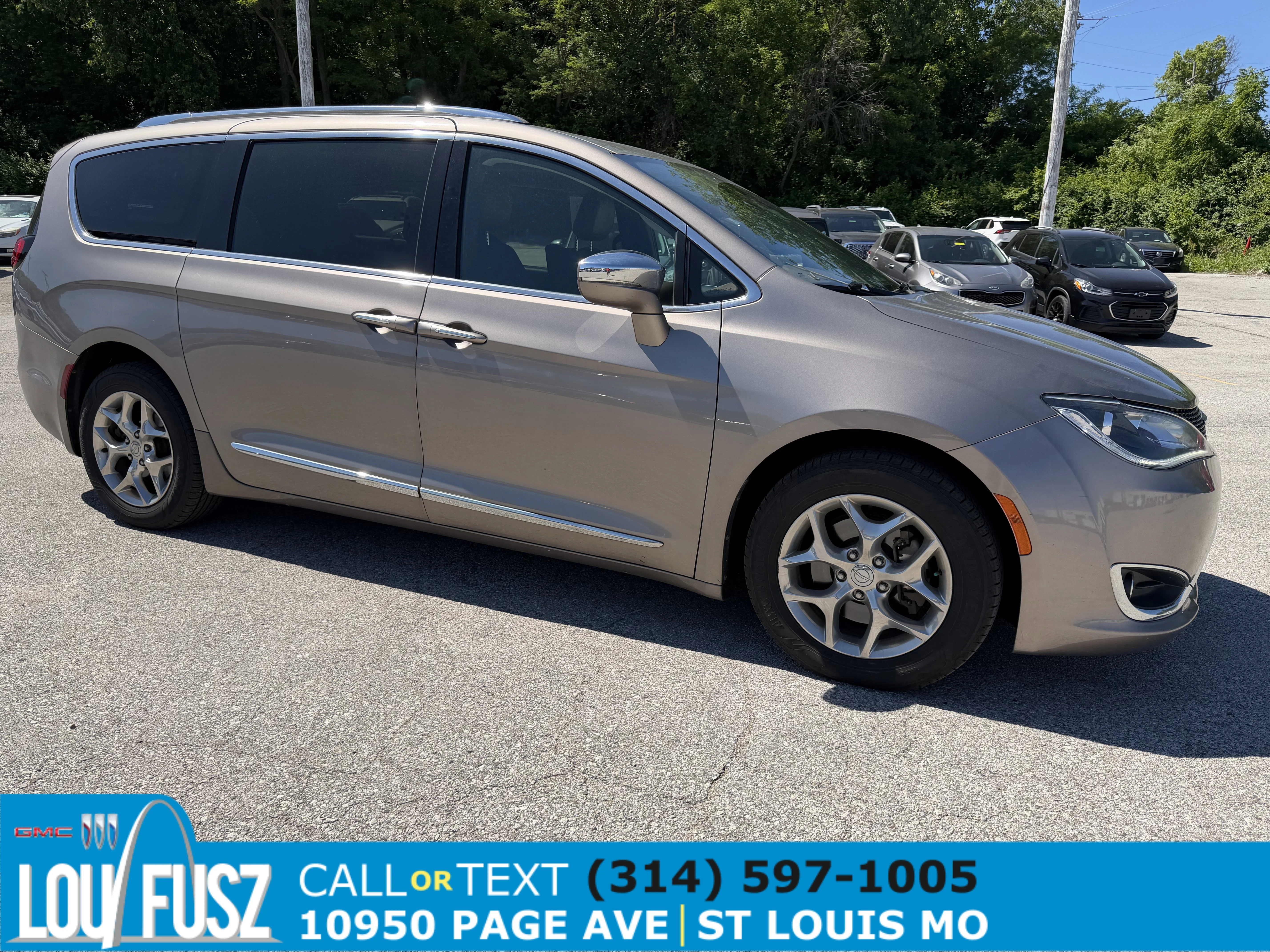 2017 Chrysler Pacifica Limited's photo