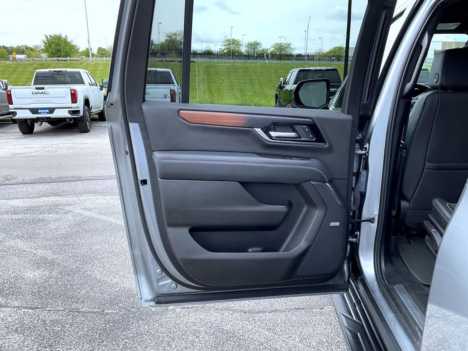 2025 GMC Yukon XL Denali - Photo 21