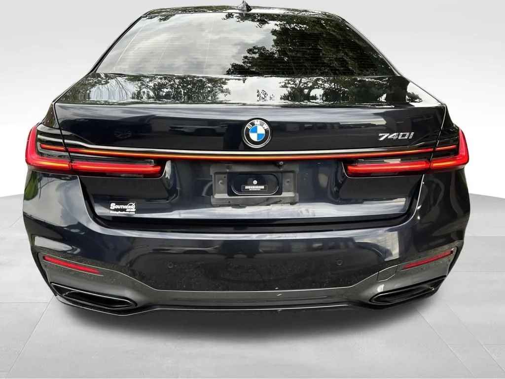 Used 2021 Black BMW 740i image 4