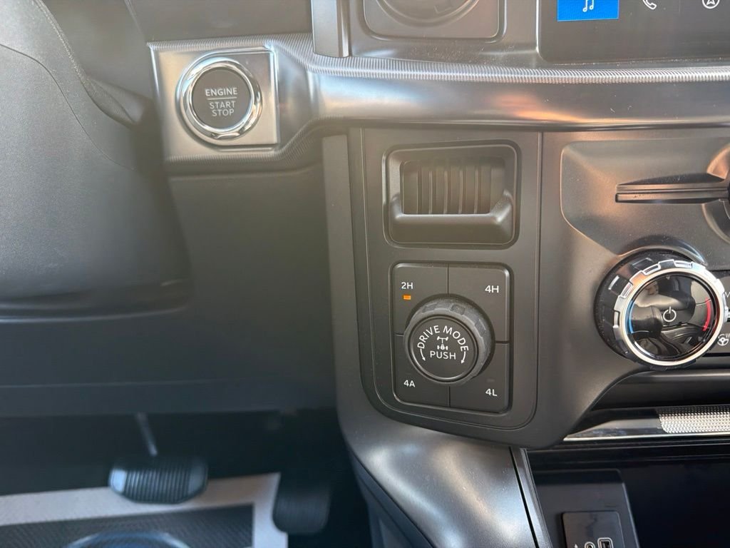 Used 2025 Agate Black Metallic Ford Lariat image 27