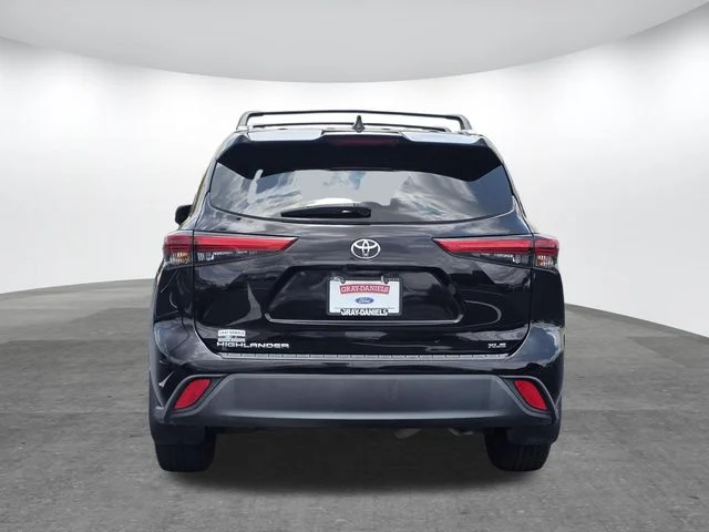 Used 2022 Black Toyota XLE image 5