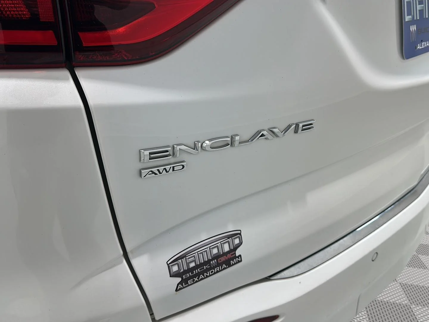 Used 2020 WHITE FROST TRICOAT Buick Avenir image 28