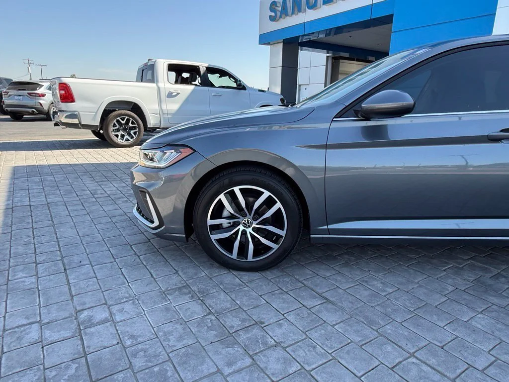 Used 2025 Gray Volkswagen 1.5T SE image 5