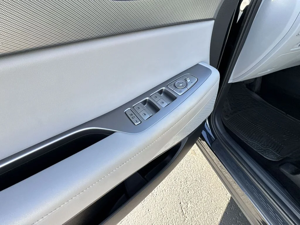 Used 2023 White Hyundai SEL image 24