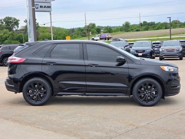 Used 2022 Black Metallic Ford SE image 8