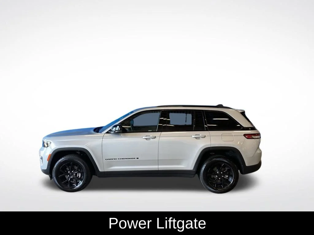 Used 2025 Silver Jeep Altitude image 16