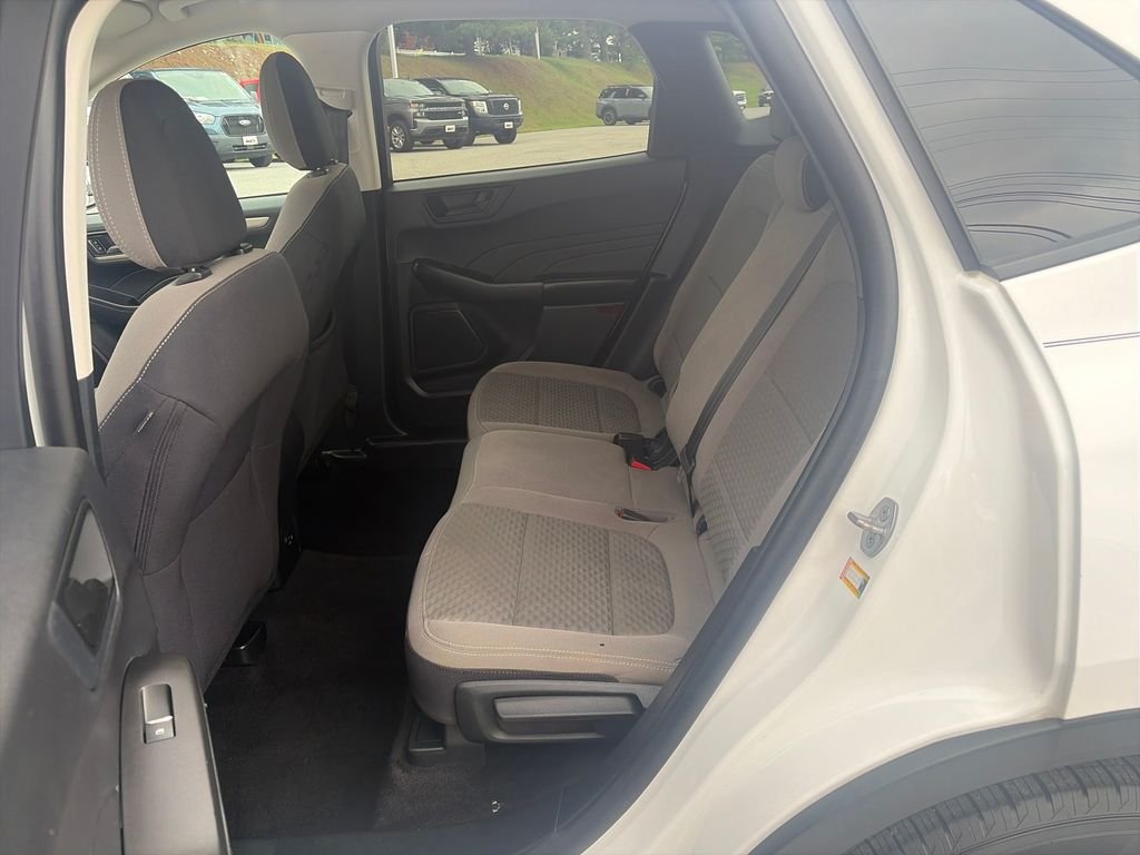 Used 2022 White Ford SE image 24