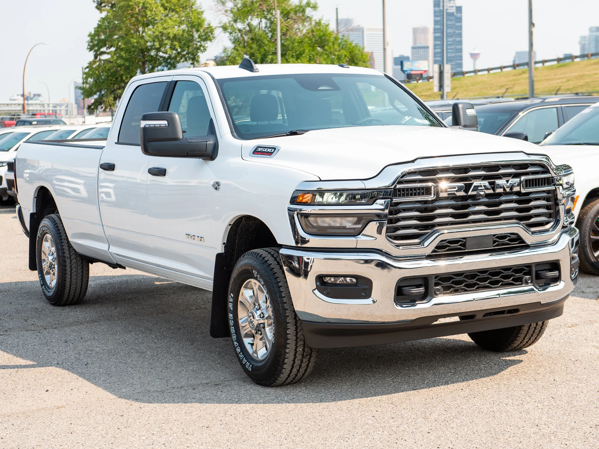 New 2027 White RAM Big Horn* Crew Cab 4x4, 8