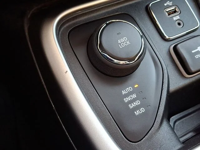 Used 2018 White Jeep Latitude image 24