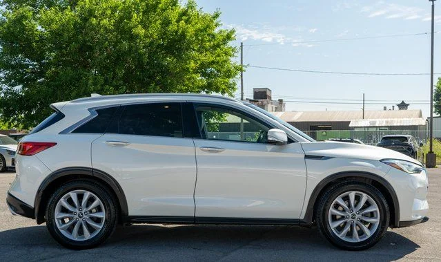 Used 2019 White INFINITI ESSENTIAL image 5
