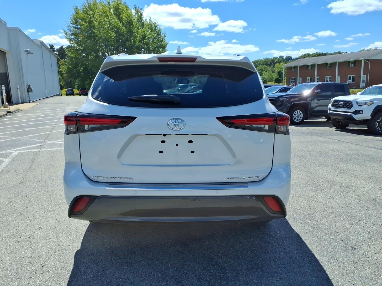 Used 2026 Wind Chill Pearl Toyota Limited image 5