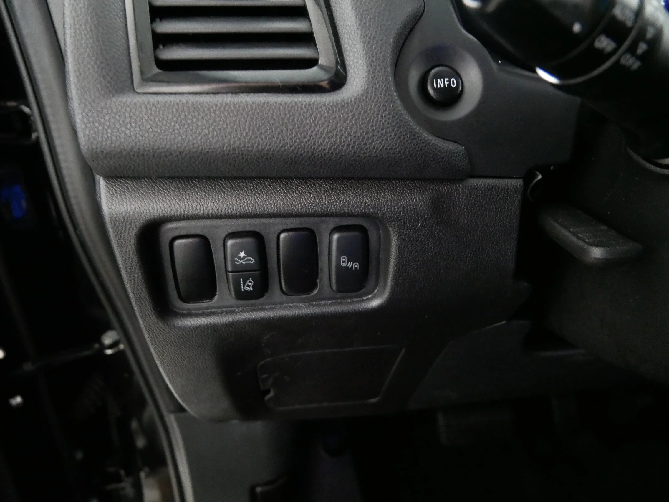 Used 2024 Labrador Black Pearl Mitsubishi SE image 26