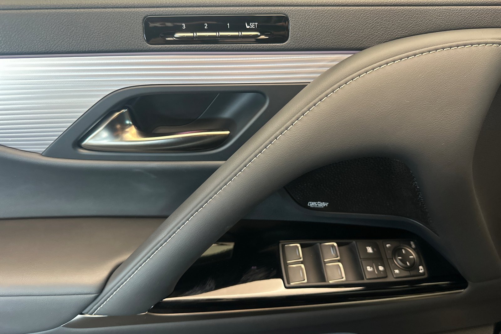 2026 Lexus LX 700h F-Sport - Photo 11