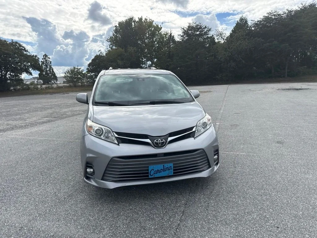 Used 2018 Silver Toyota XLE Premium image 4