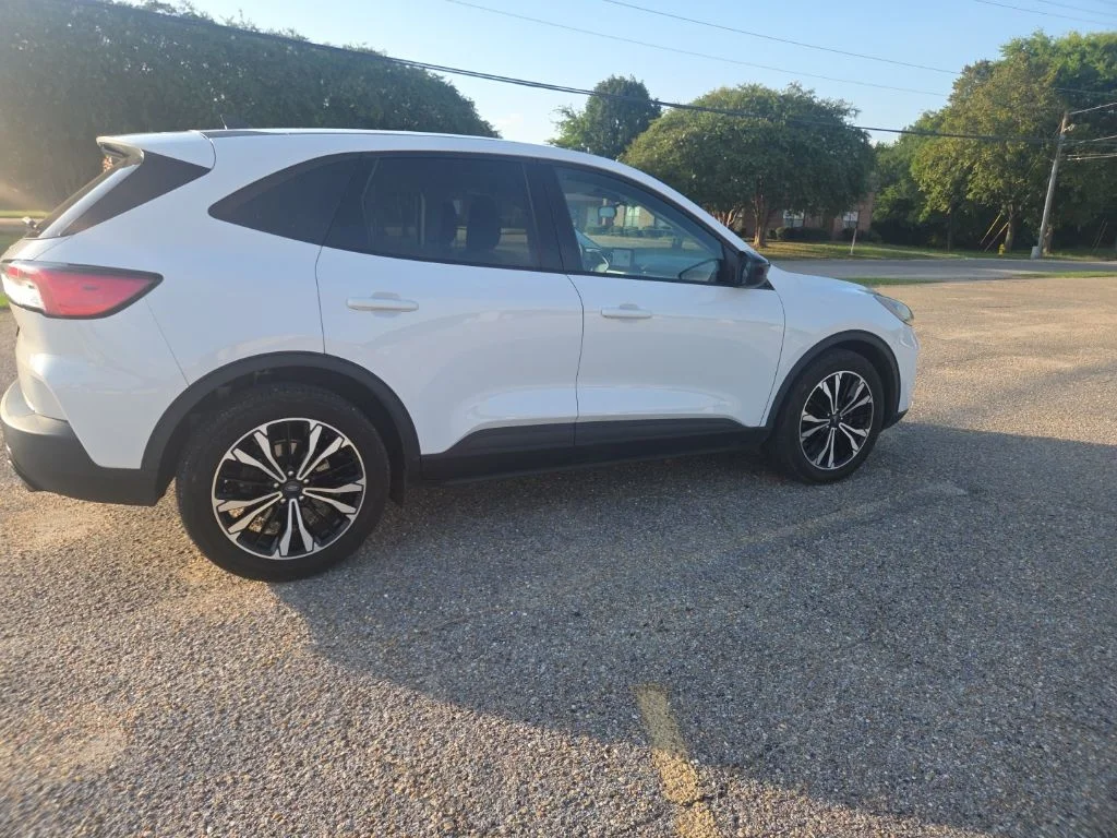 Used 2021 White Ford SE image 13