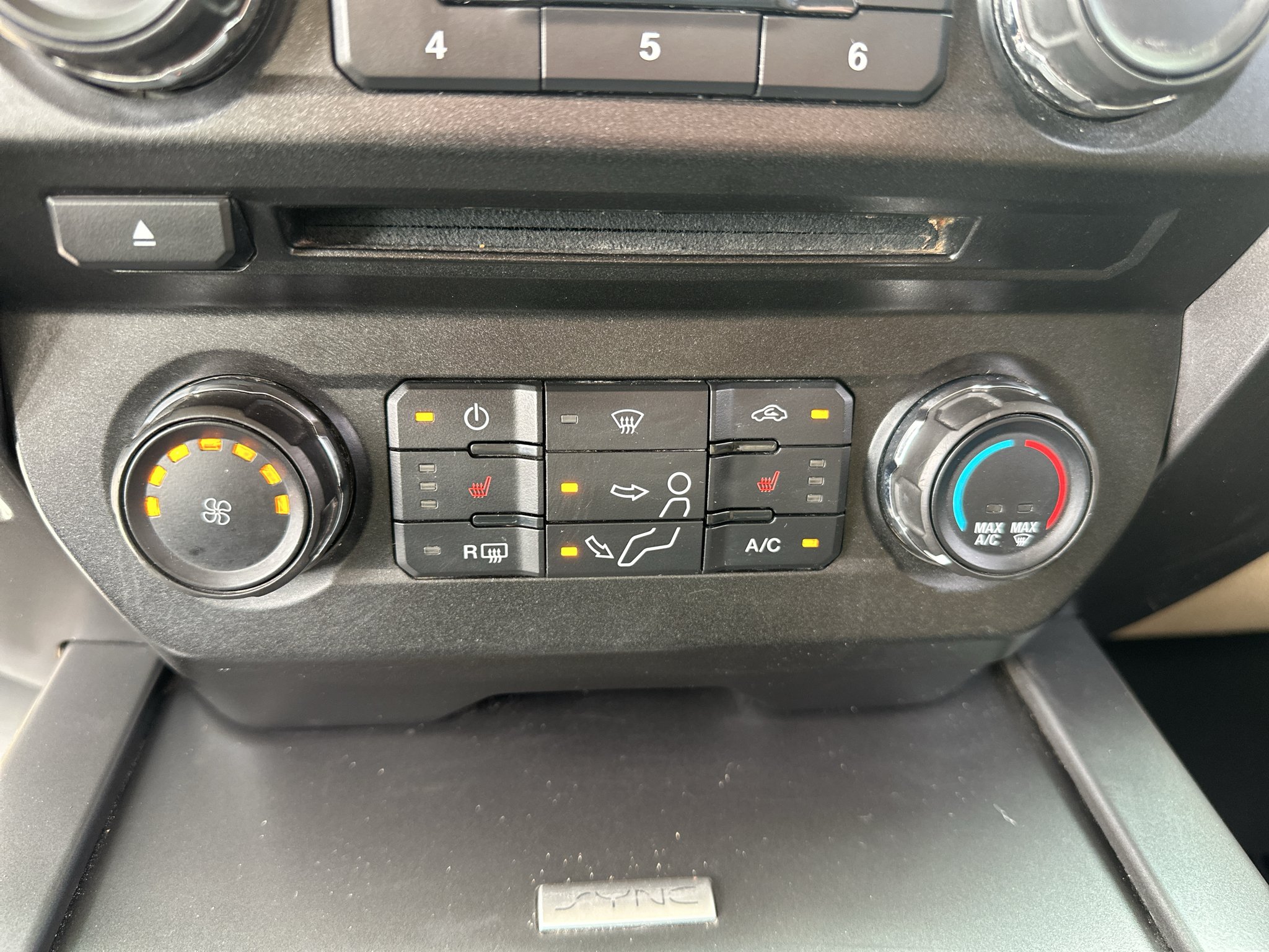 Used 2017 White Gold Metallic Ford XLT image 25