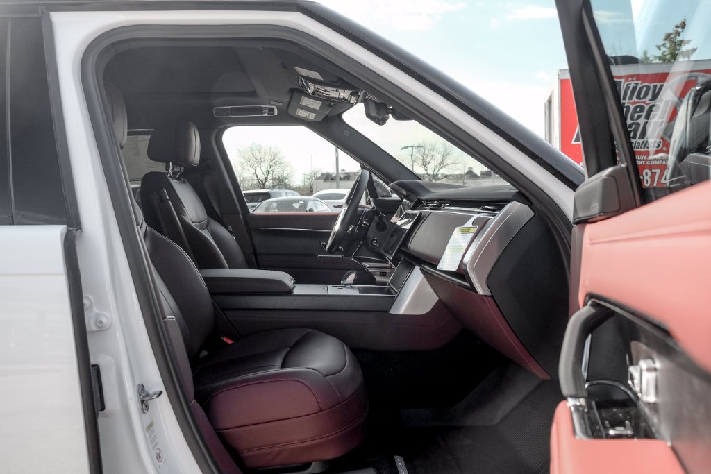New 2026 Ostuni Pearl White Land Rover SE image 21