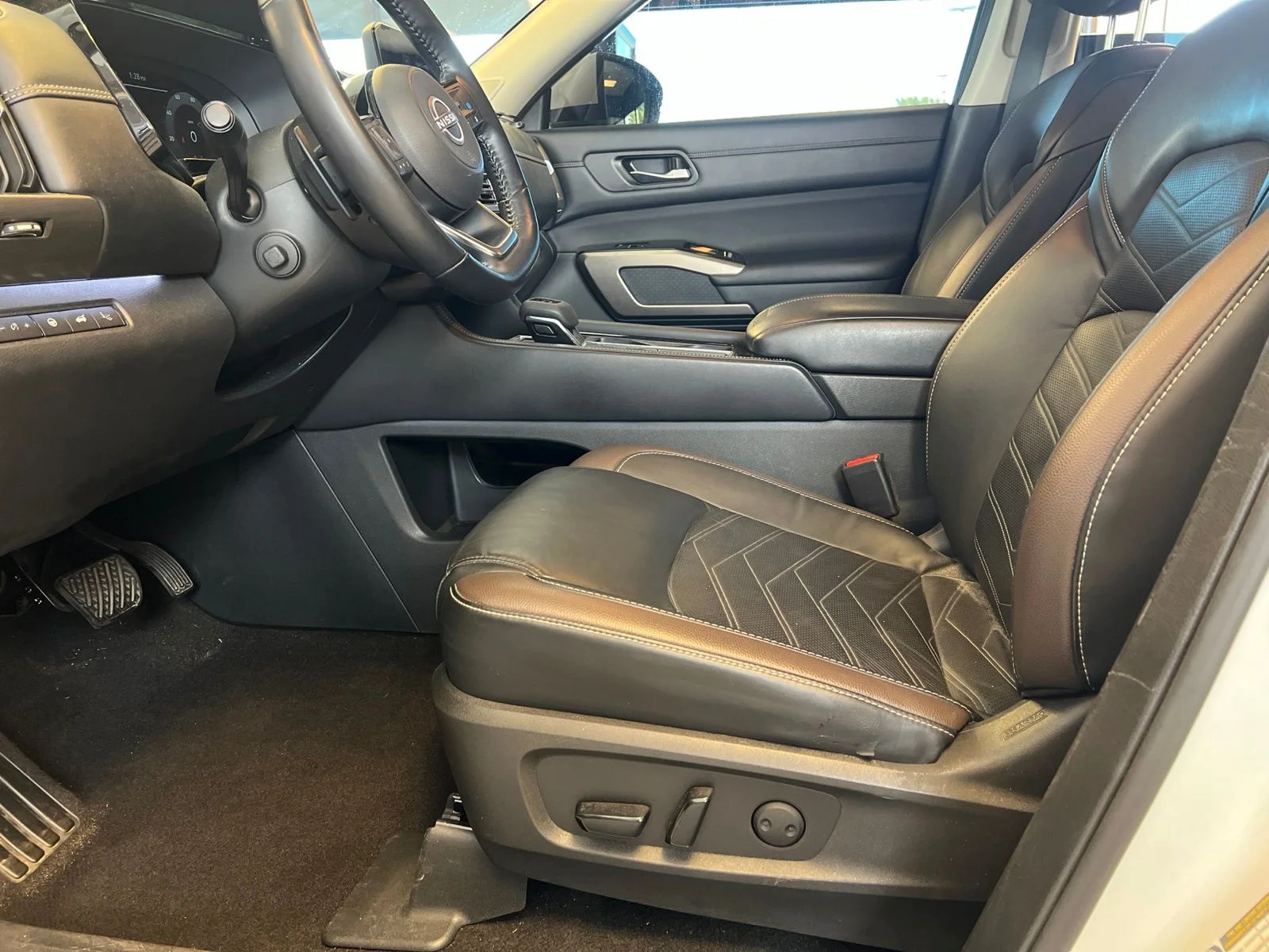 Used 2023 White Nissan Platinum image 8