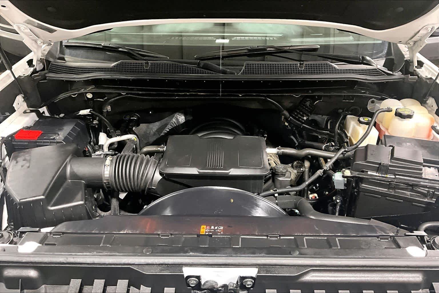 Used 2025 Summit White Chevrolet LT image 32