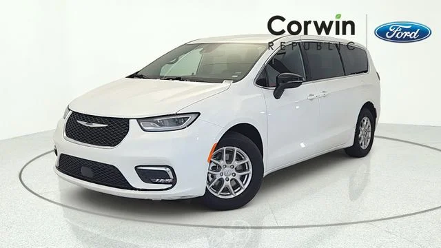 2026 Chrysler Pacifica Select's photo