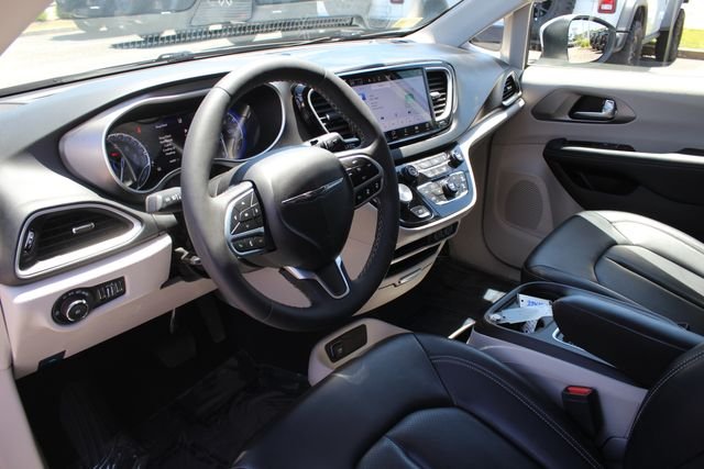 Used 2023 Silver Chrysler Touring L image 3