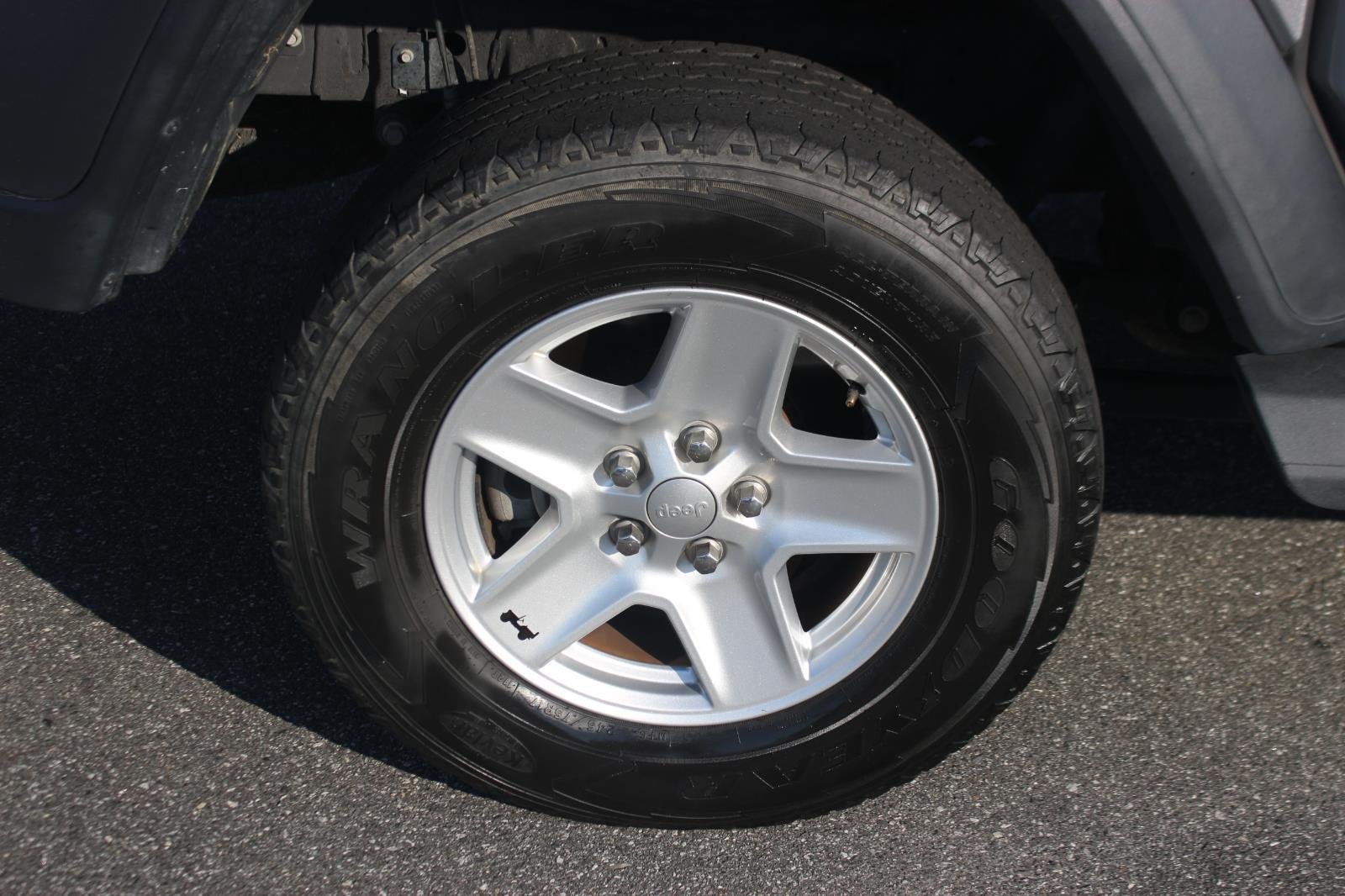 Used 2020 Silver Jeep Sport S image 33