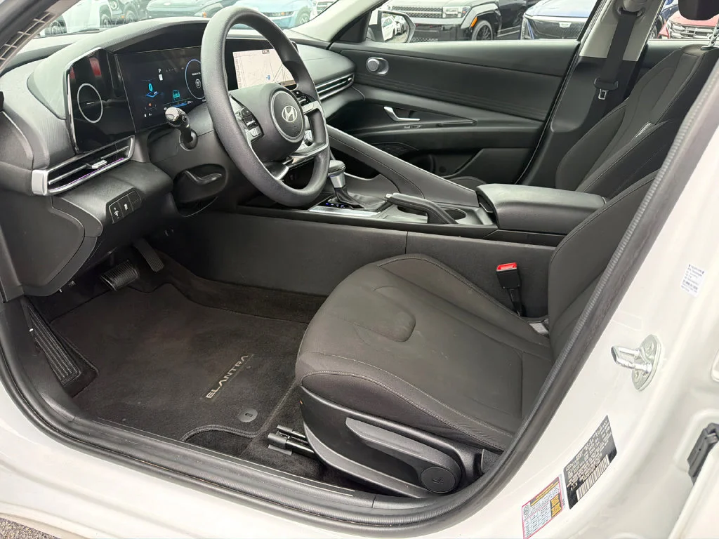 Used 2024 White Hyundai SEL image 9
