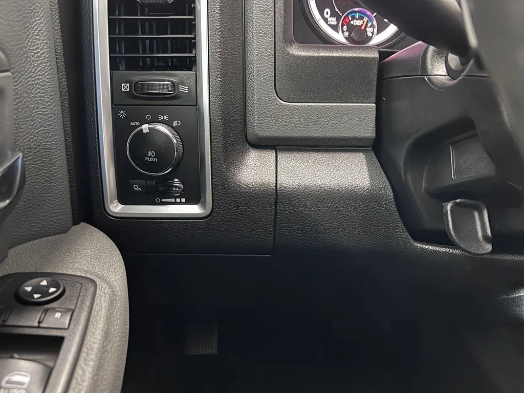 Used 2018 Delmonico Red Pearlcoat Ram Big Horn image 27