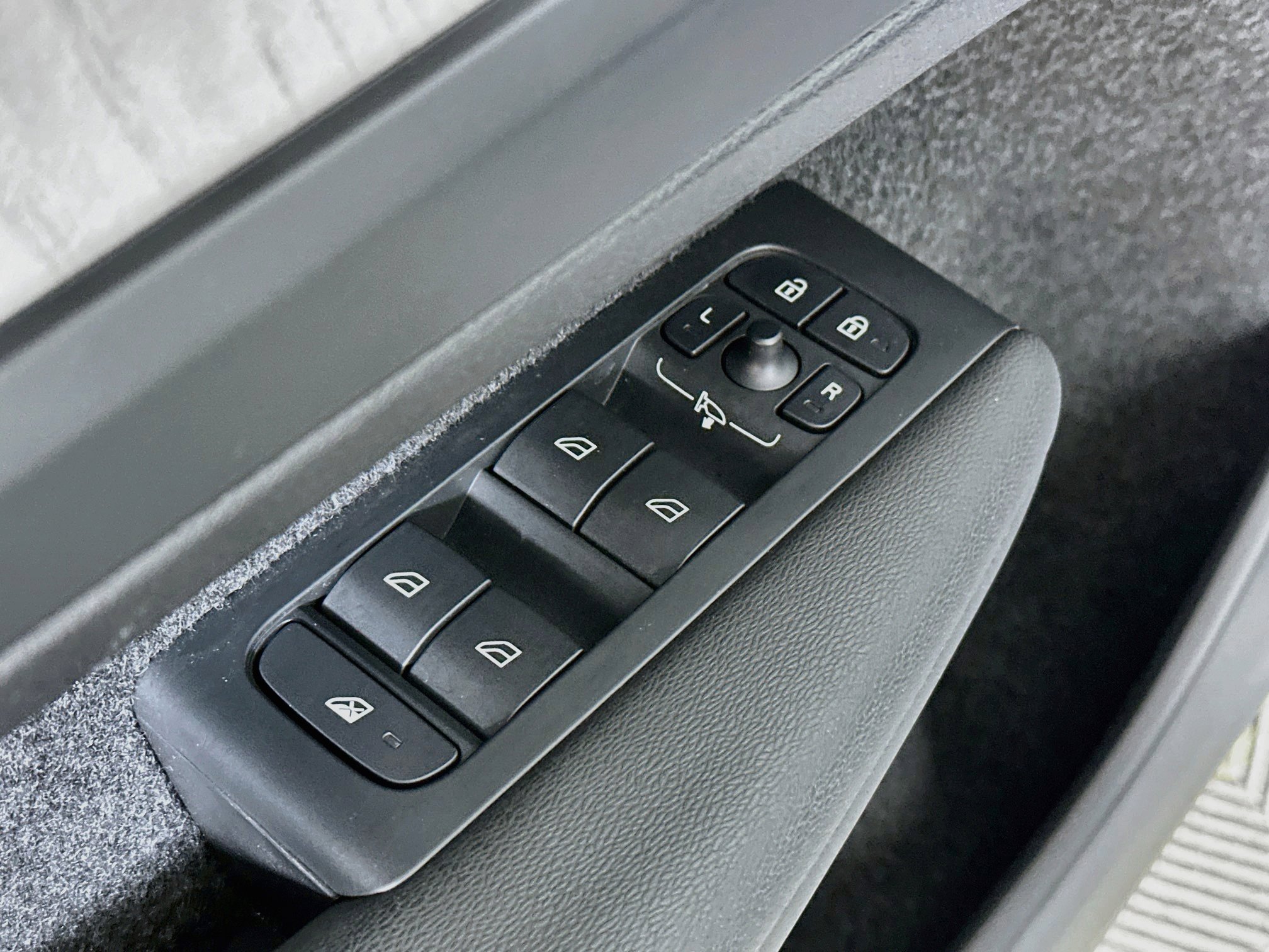 2025 Volvo XC40 Plus - Photo 18