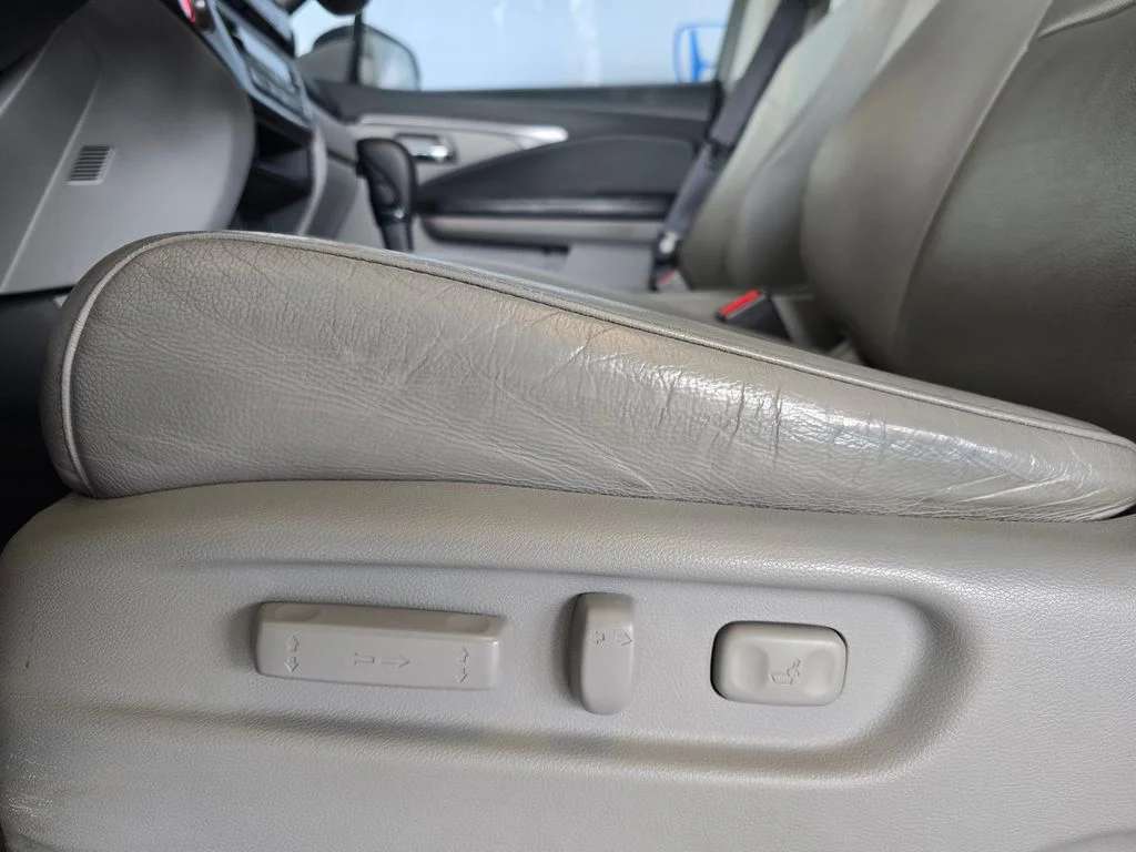 Used 2016 Silver Honda EX-L image 22