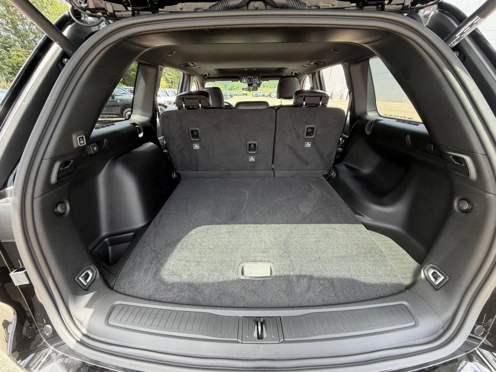 New 2026 Diamond Black Crystal Pearl-Coat Exterior Paint Jeep Laredo Altitude image 20