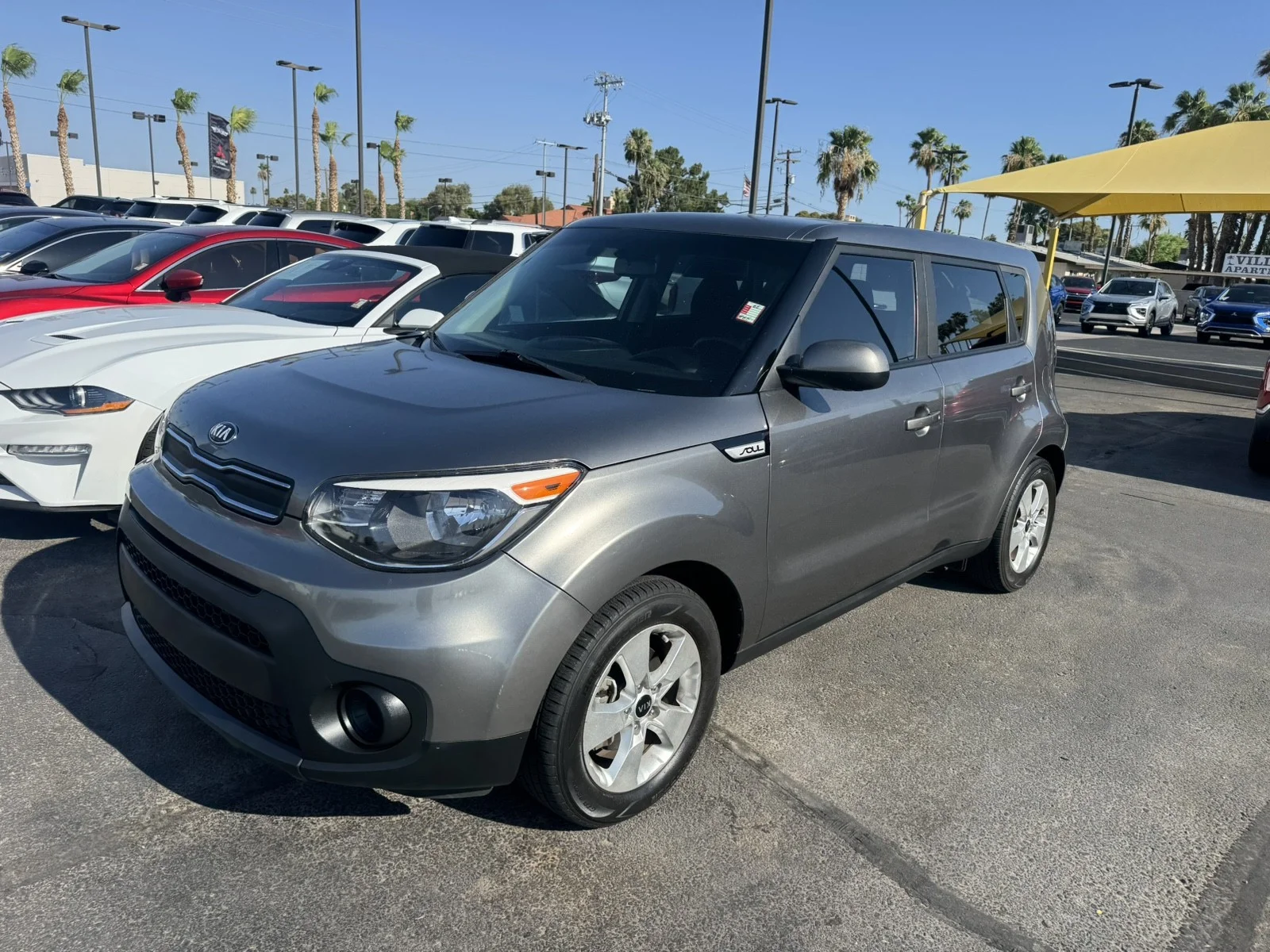 Used 2019 grey Kia Base image 1