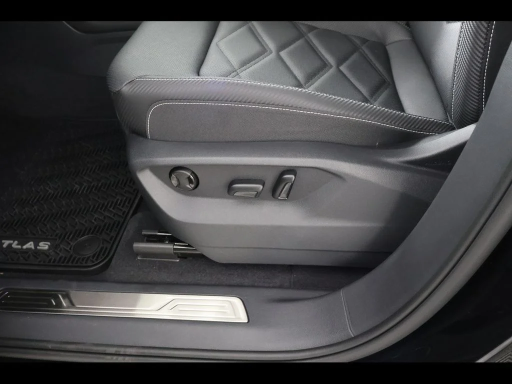 New 2026 Black Volkswagen 2.0T SE w/Technology image 20