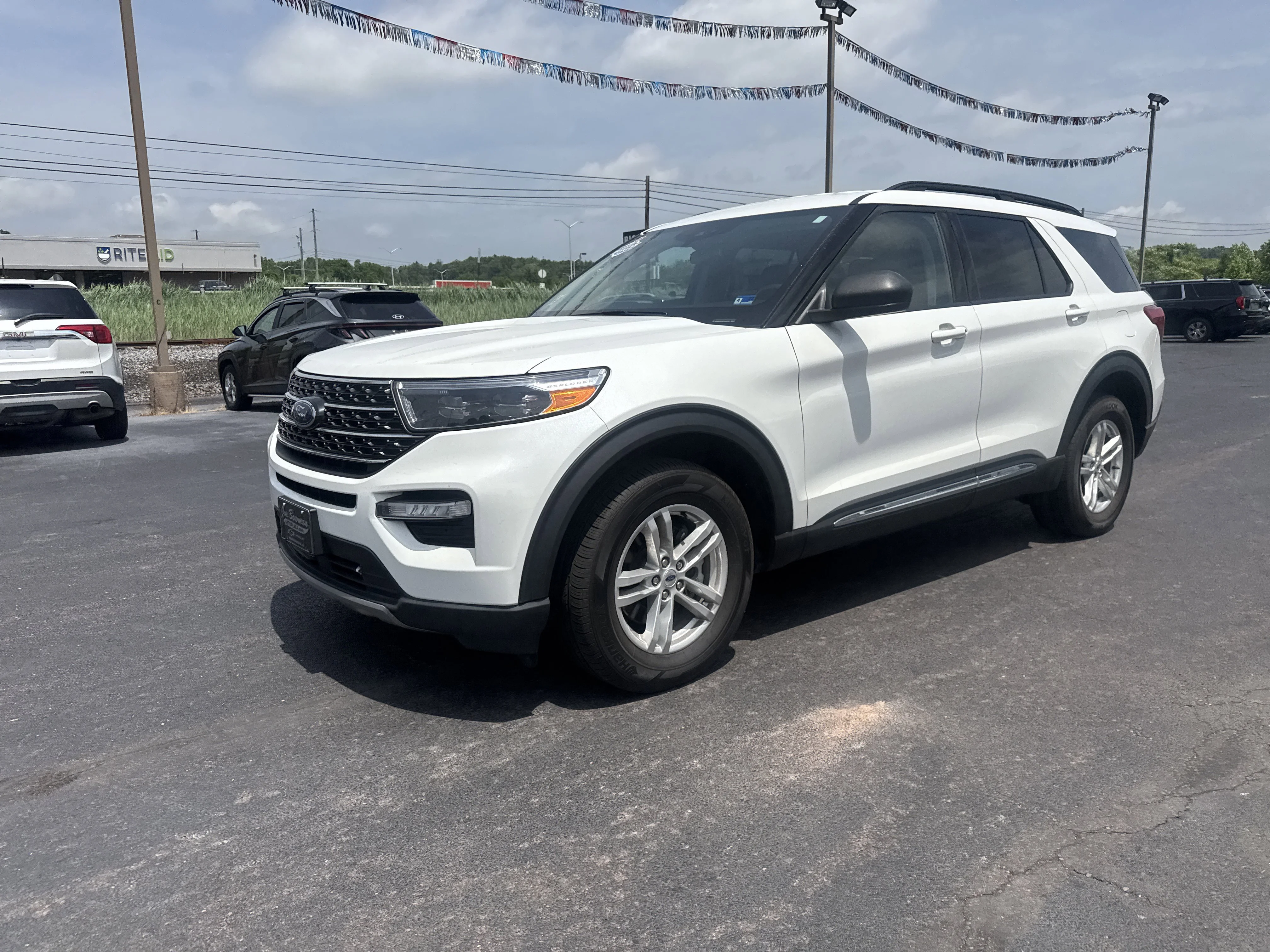 Used 2023 Star White Metallic Tri-Coat Ford XLT image 8